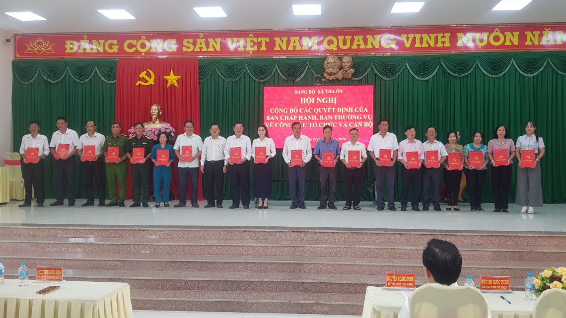 Đảng ủy xã Trà Ôn công bố các quyết định về công tác tổ chức đảng