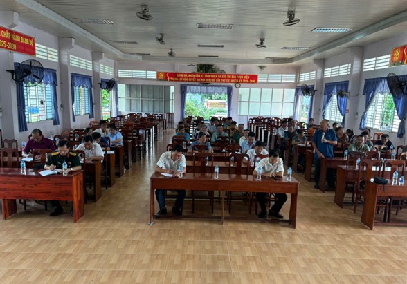 Đại biểu HĐND xã Trà Ôn tiếp công dân tại ấp Tích Thiện