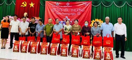 Kiên Long Bank Trà Ôn: Trao tặng 50 phần quà tết cho gia đình chính sách xã Trà Ôn

