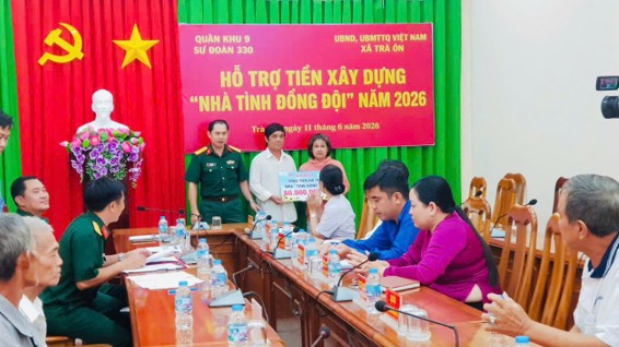 SƯ ĐOÀN 330 TRAO KINH PHÍ HỖ TRỢ XÂY DỰNG NHÀ “TÌNH ĐỒNG ĐỘI” TẠI XÃ TRÀ ÔN