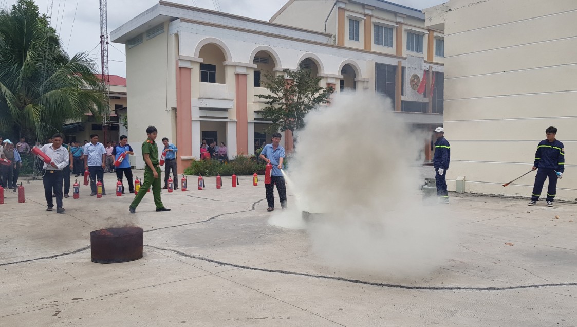 Công an tỉnh Vĩnh Long tổ chức huấn luyện nghiệp vụ phòng cháy, chữa cháy và cứu nạn, cứu hộ