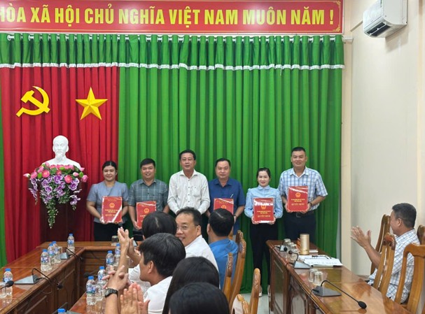 Trà Ôn: Công bố quyết định tiếp nhận và phân công công chức.