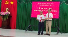 Trà Ôn: Trao Huy hiệu Đảng đợt 19/5