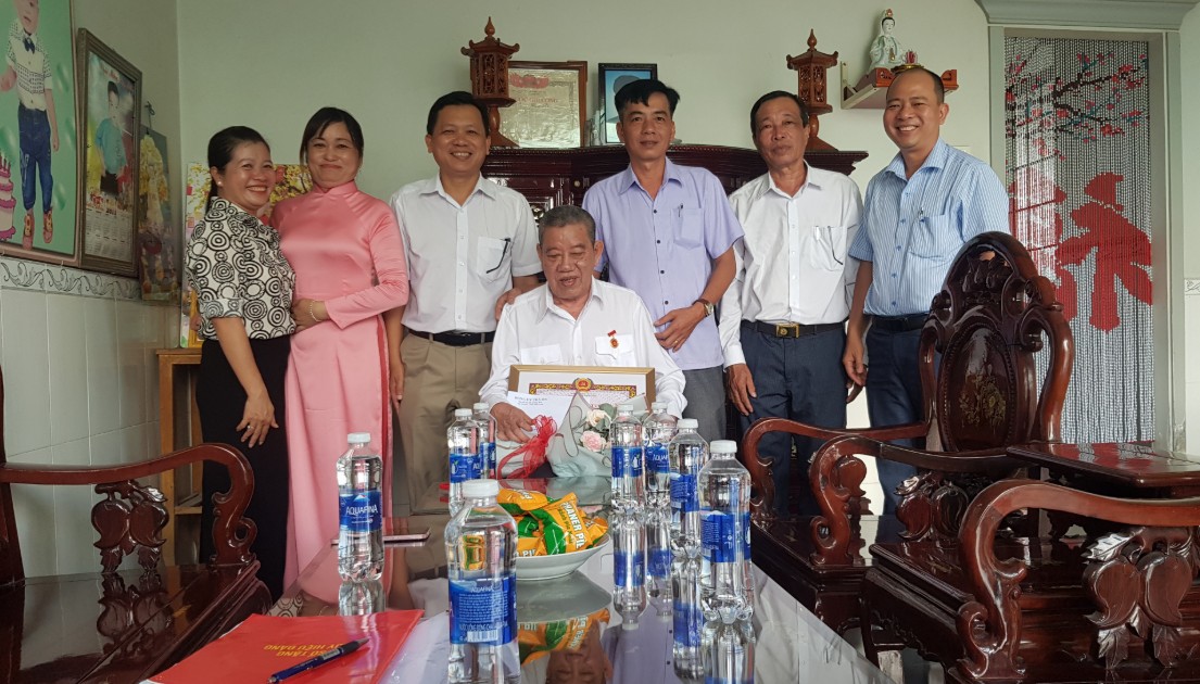 Đảng ủy xã Trà Ôn trao Huy hiệu 60 năm tuổi Đảng cho đảng viên Nguyễn Văn Hai