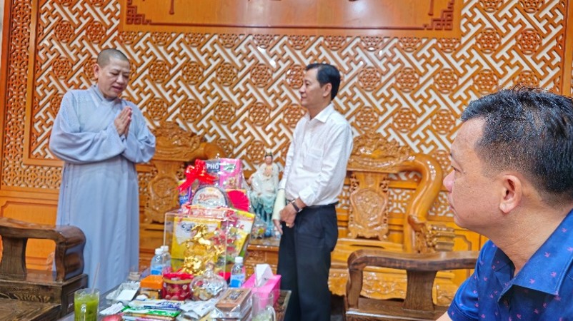 Trà Ôn: Thăm, chúc mừng Đại lễ Phật đản tại chùa Thiên Phước